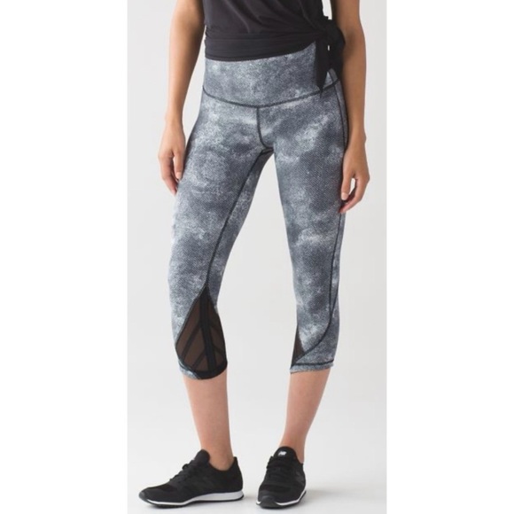 LULULEMON Diffusion White Black Essential Rhythm Crop Leggings - Picture 1 of 8